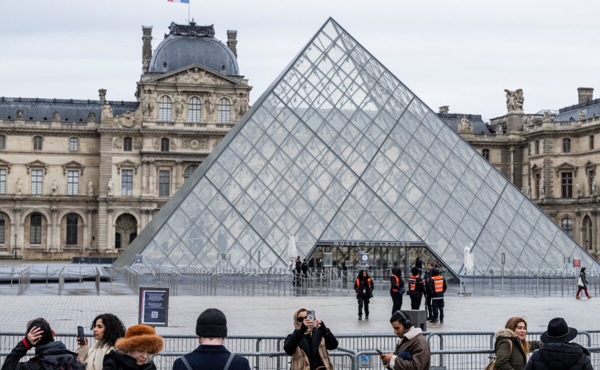 French businesses, museums to shut amid fresh weekend protests