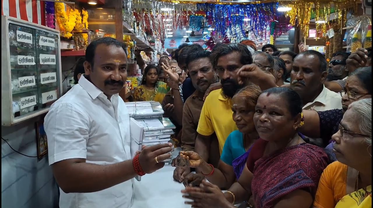 வெறும் ரூ1.க்கு விற்கப்பட்ட கதர் வேட்டி - குவிந்த மக்கள் கூட்டம்
