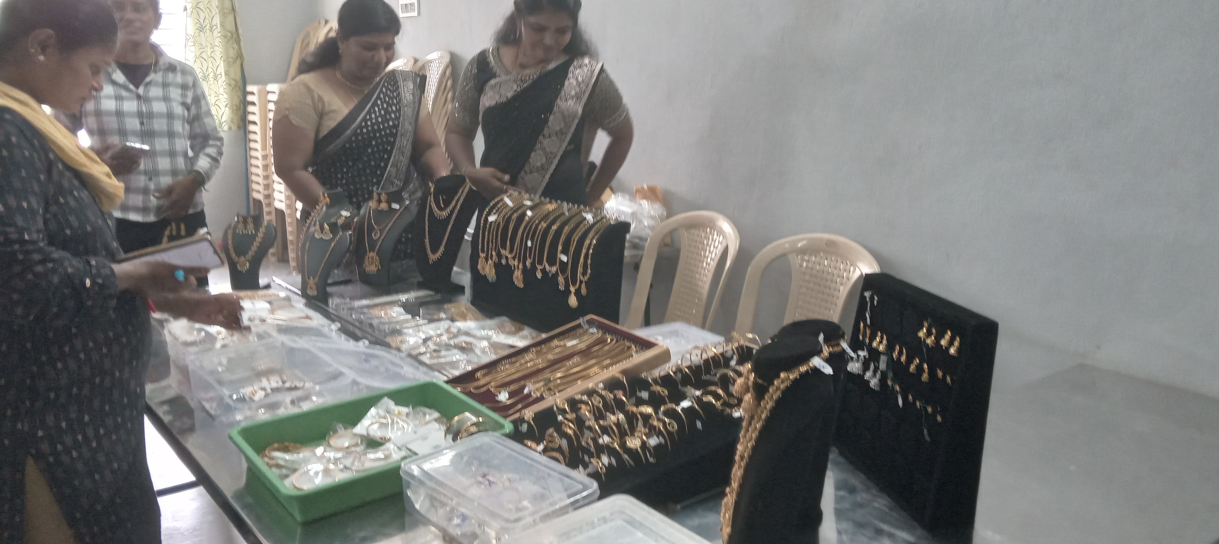 எகிறும் தங்கவிலை.. இமிடேஷன் நகைகள் பக்கம் திரும்பும் பெண்கள்!