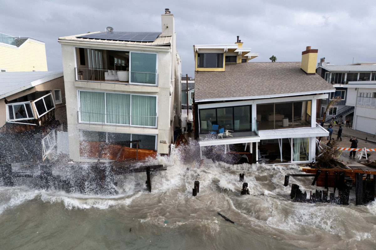 அமெரிக்காவில் புயல் பாதிப்பு: கலிபோர்னியாவில் வீடுகள் சேதம்