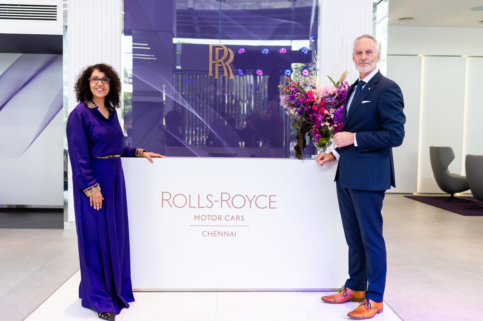 சென்னையில் Rolls-Royce ஷோ ரூம்: நாமளே டிசைன் பண்ணிக்கலாம்!