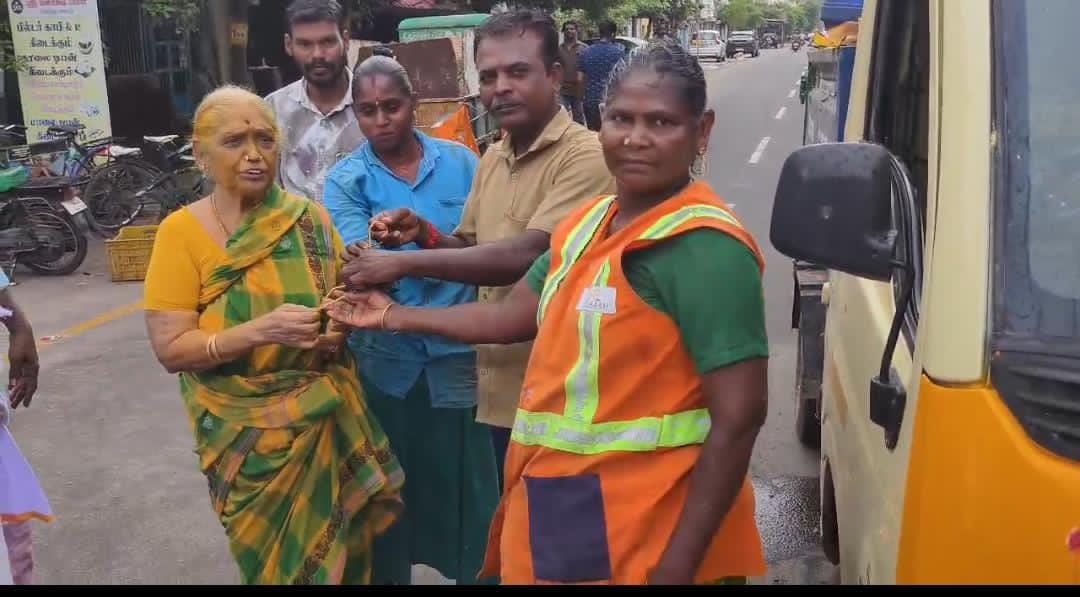 Sanitation workers return five sovereigns of gold