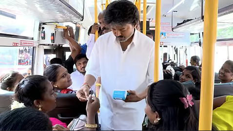 பெண்கள் இலவசமாகப் பயணம் - திட்டத்தை எதிர்த்து வழக்கு