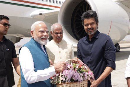 ரூ.13,000 கோடி... முதல்வர் விஜய் கையை பிடித்து இழுத்து திட்டங்களை தொடங்கி வைத்த பிரதமர் மோடி!