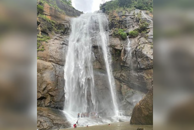 அருவிகளில் ஆர்ப்பரிக்கும் நீர் - சுற்றுலா பயணிகள் மகிழ்ச்சி