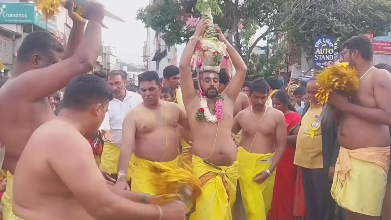 ரத்த கறையுடன் அம்மன் அழைப்பு.. ஊட்டியில் பக்தர்கள் வினோத வழிபாடு