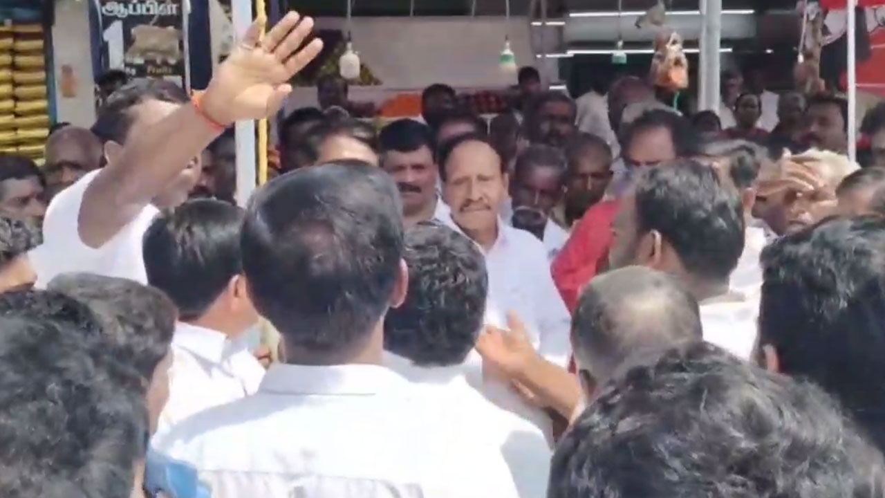   அதிமுக பிரச்சாரத்தில் குழப்பம்...போச்சம்பள்ளியில் கோஷ்டி மோதலால் சலசலப்பு   