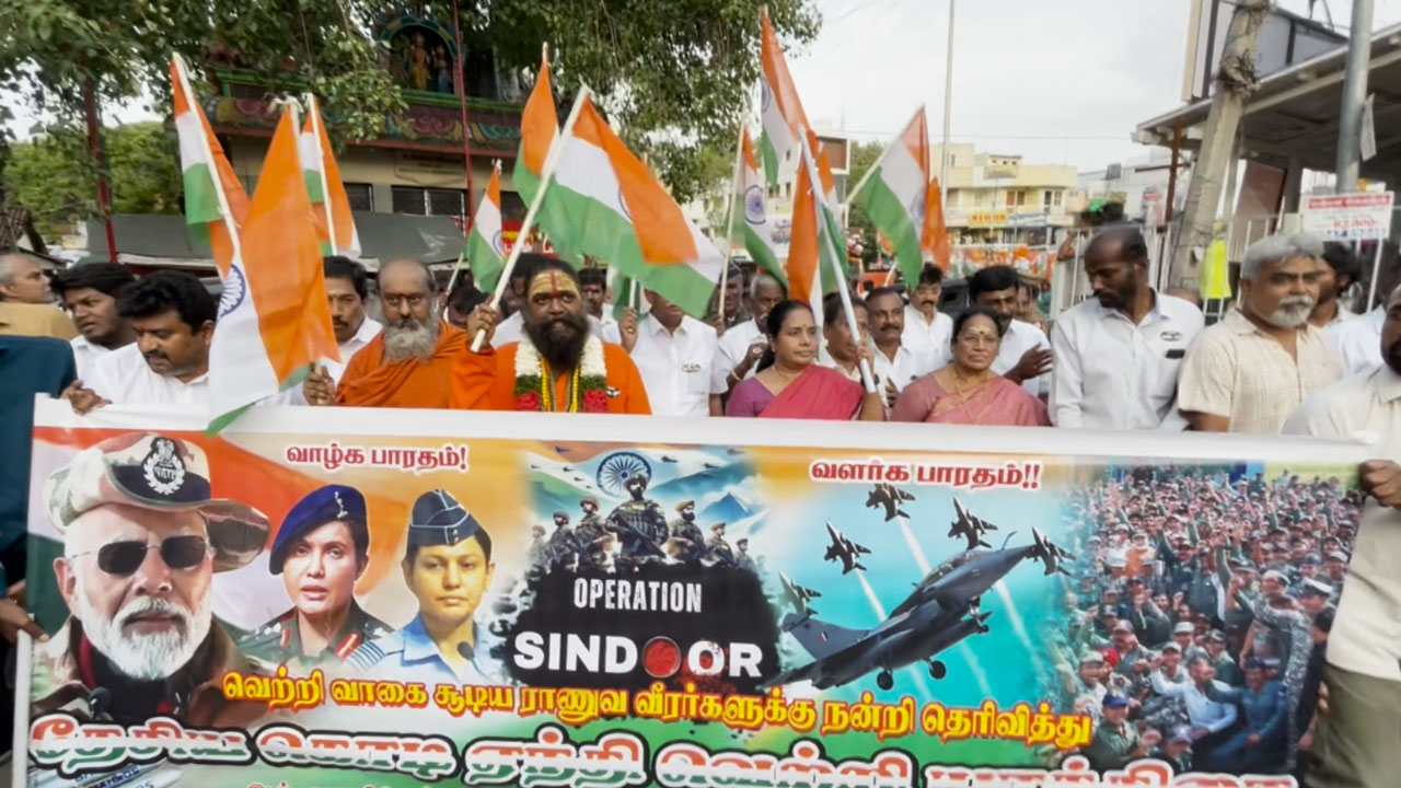  கோவையில் பாஜக நடத்திய தேசியக்கொடி பேரணி- அதிமுகவினர் பங்கேற்பு