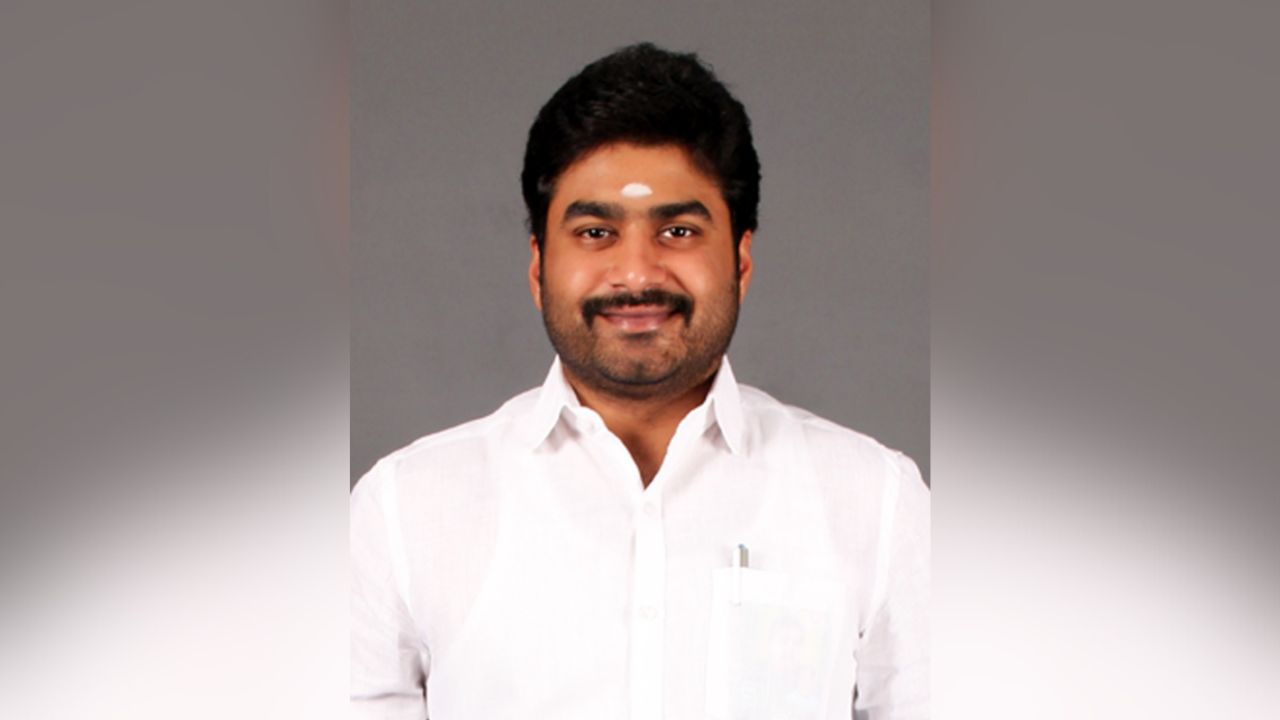 சொந்த அக்காவிடம் மோசடி.. அதிமுக முன்னாள் அமைச்சரின் மகன் கைது