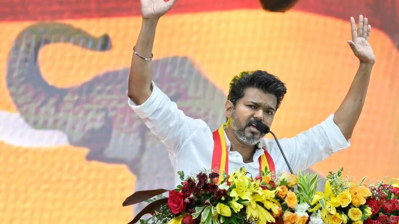 “கொள்கைக் கூப்பாடு போட்டு கொள்ளை அடிப்போர்”- விஜய் கடும் தாக்கு!