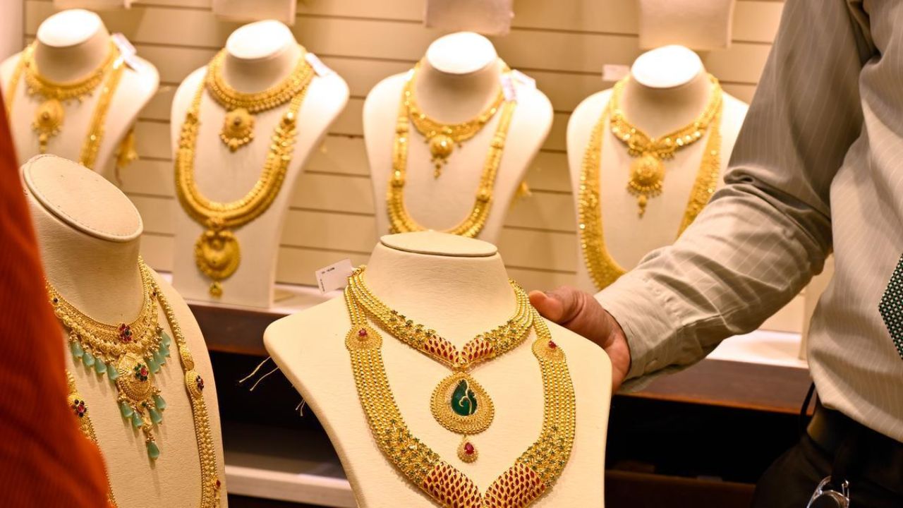 தங்கம் விலை அதிரடி உயர்வு: சவரன் ரூ.93,000-ஐ தாண்டியது!
