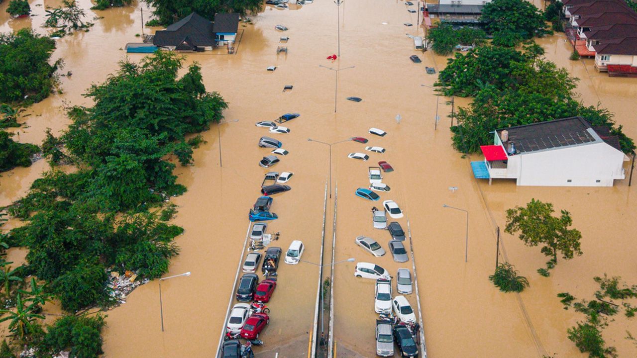 இலங்கையில் கொட்டித் தீர்த்த கனமழை.. 31 பேர் உயிரிழப்பு!