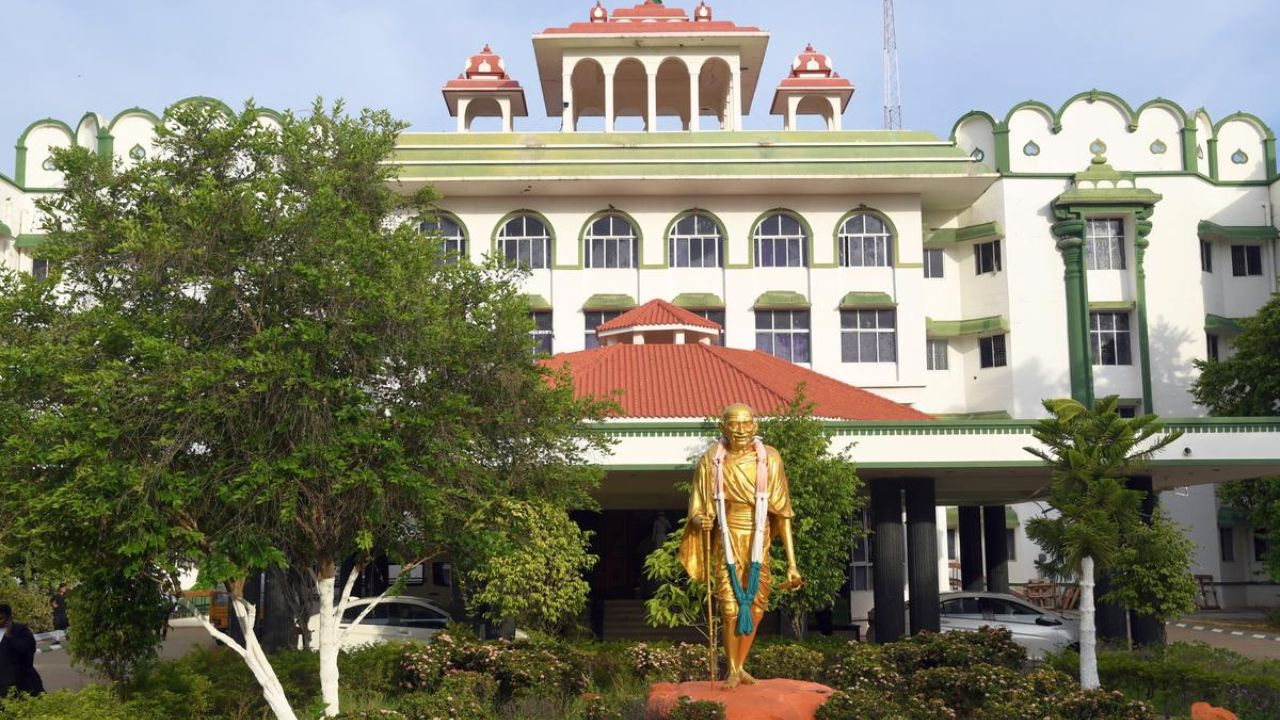 திருப்பரங்குன்றம் தீபத்தூண் வழக்கு: தலைமைச் செயலர், டிஜிபி ஆஜராக மதுரை கிளை உத்தரவு!