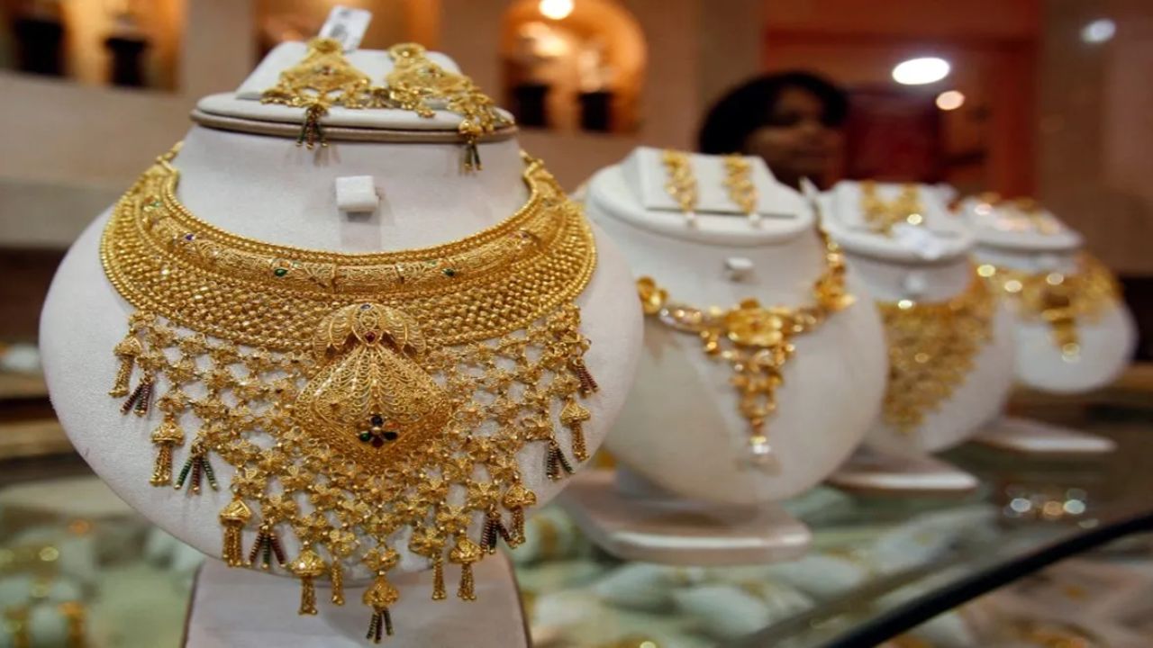 நகை பிரியர்களுக்கு ஷாக் நியூஸ்.. புதிய உச்சத்தை எட்டிய தங்கம் விலை!