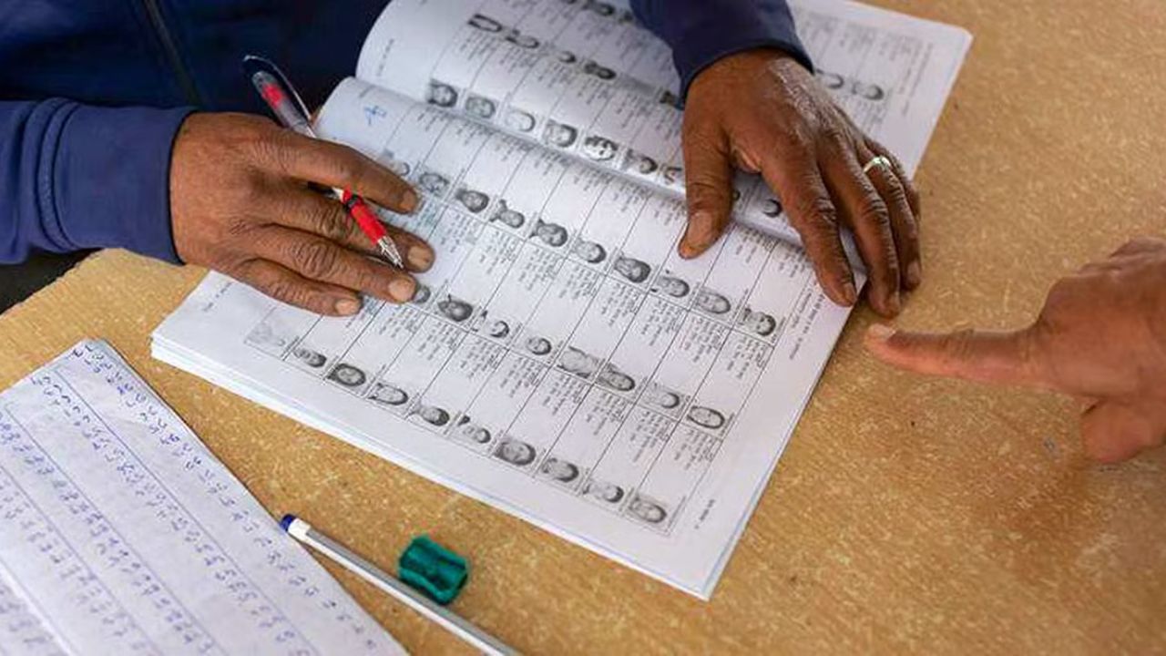 தமிழக வரைவு வாக்காளர் பட்டியல் வெளியீடு: எஸ்.ஐ.ஆர். பணிக்குப் பின் 97 லட்சம் வாக்காளர்கள் நீக்கம்! 