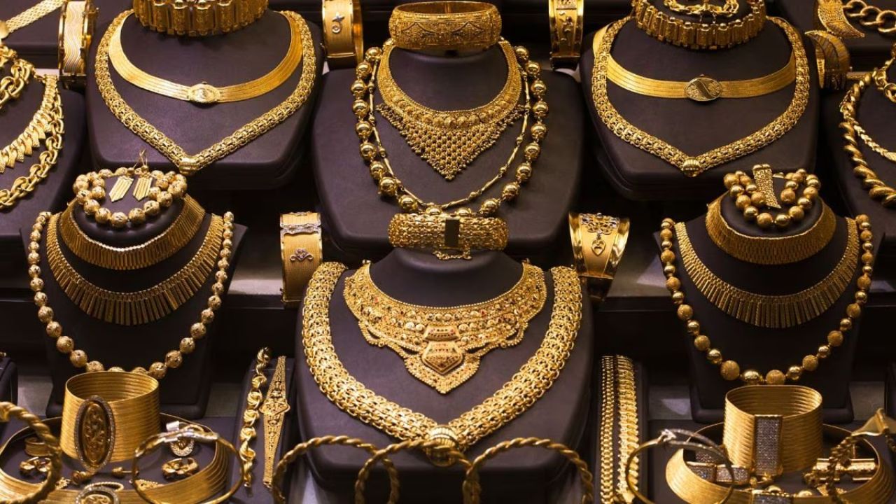 கணிசமாக குறைந்த தங்கம் விலை.. வெள்ளி விலை அதிரடி உயர்வு!