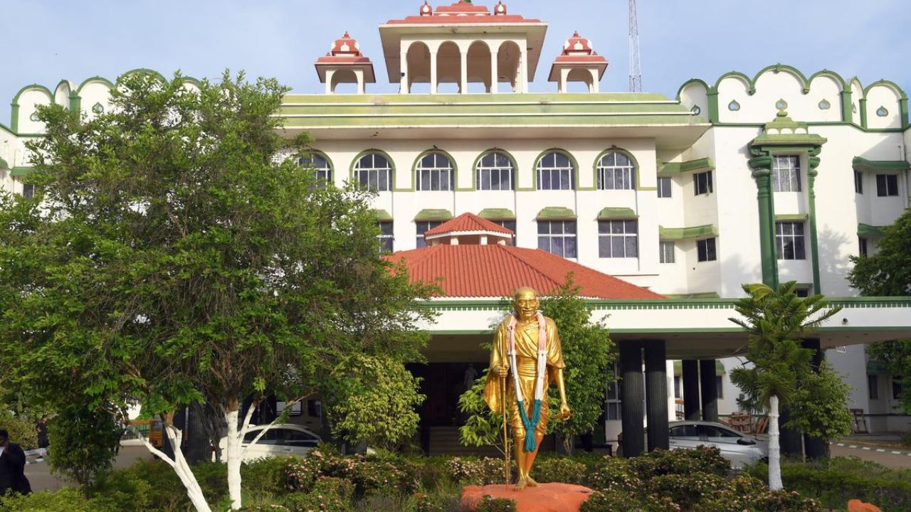 விளாத்திகுளம் மாணவி கொலை வழக்கு: போலீசார் மீது நடவடிக்கை எடுக்க நீதிமன்றம் உத்தரவு!