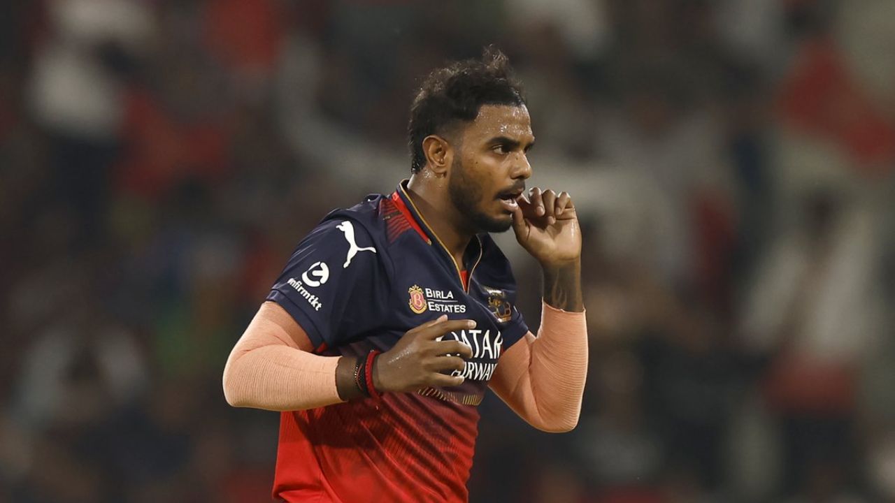 ஐபிஎல் 2026: RCB-க்கு அடிமேல் அடி.. அடுத்தடுத்து வெளியேறும் வீரர்கள்!