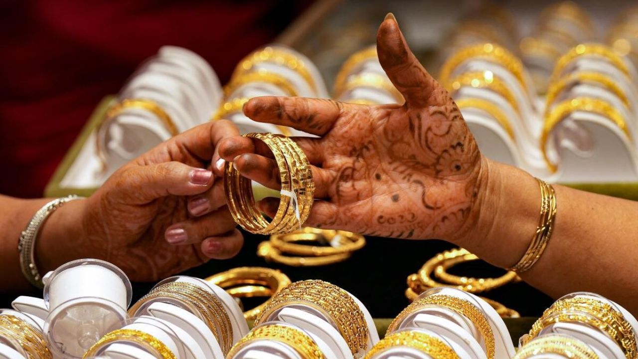 கணிசமாக குறைந்த தங்கம் விலை.. நகை பிரியர்கள் மகிழ்ச்சி!
