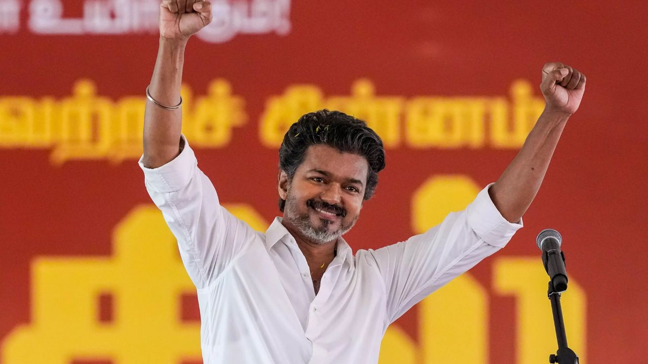 தமிழகத் தேர்தல் களம்: 100 தொகுதிகளில் தவெக முன்னிலை- விஜய் வீட்டில் போலீஸ் குவிப்பு!