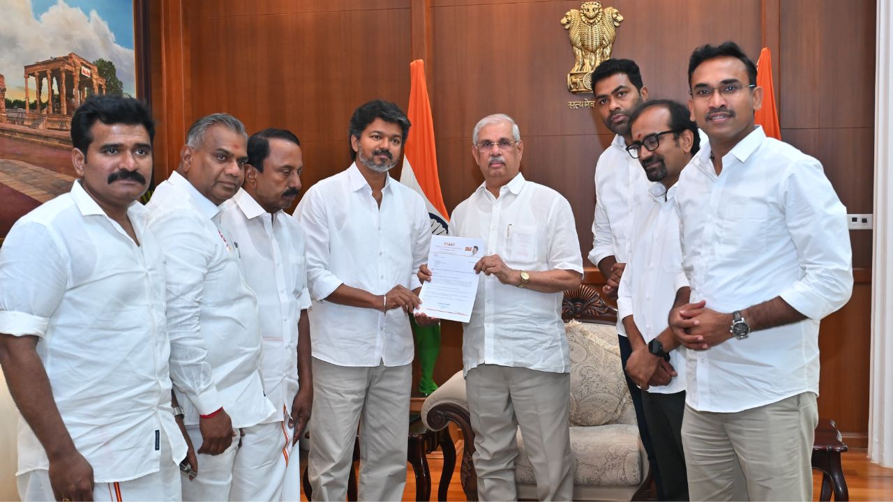 ஆளுநரைச் சந்தித்து ஆட்சி அமைக்க உரிமை கூறினார் விஜய்.. நாளை பதவியேற்பு!