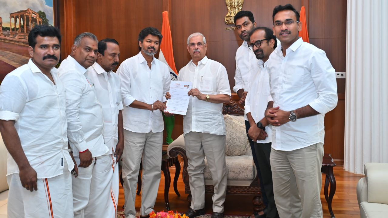 விஜய் ஆட்சி அமைக்க ஆளுநர் அழைப்பு? சட்ட ஆலோசனைகள் மேற்கொள்ளும் தவெக!