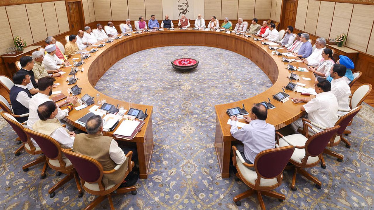 மத்திய அமைச்சரவையில் அதிரடி மாற்றம்: கூட்டணி கட்சிகளுக்கு வாய்ப்பு?