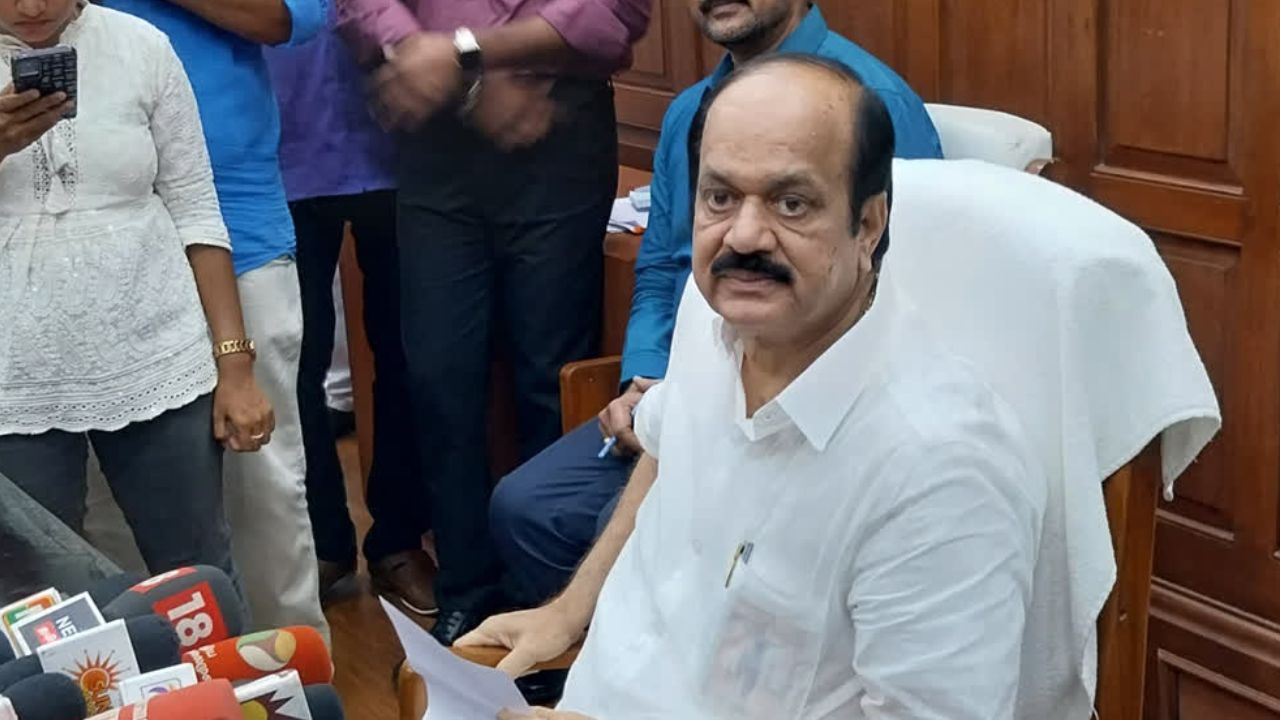 21 அதிமுக எம்.எல்.ஏ-க்கள் மீது தகுதிநீக்க நடவடிக்கை இல்லை: சபாநாயகர் அறிவிப்பு!