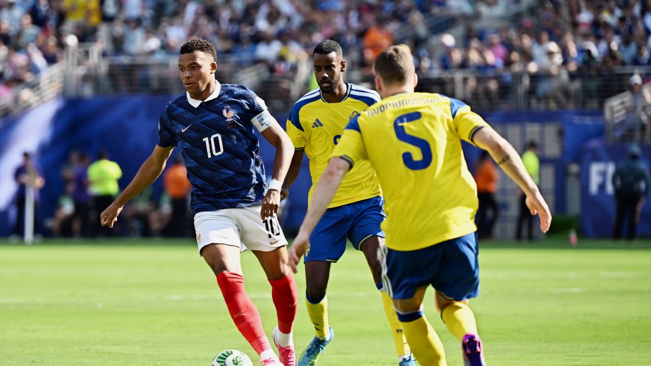 FIFA: உலகக்கோப்பை கால்பந்து: சுவீடனை வீழ்த்தி பிரான்ஸ் அபார வெற்றி; எம்பாப்பே அதிரடி ஆட்டம்!