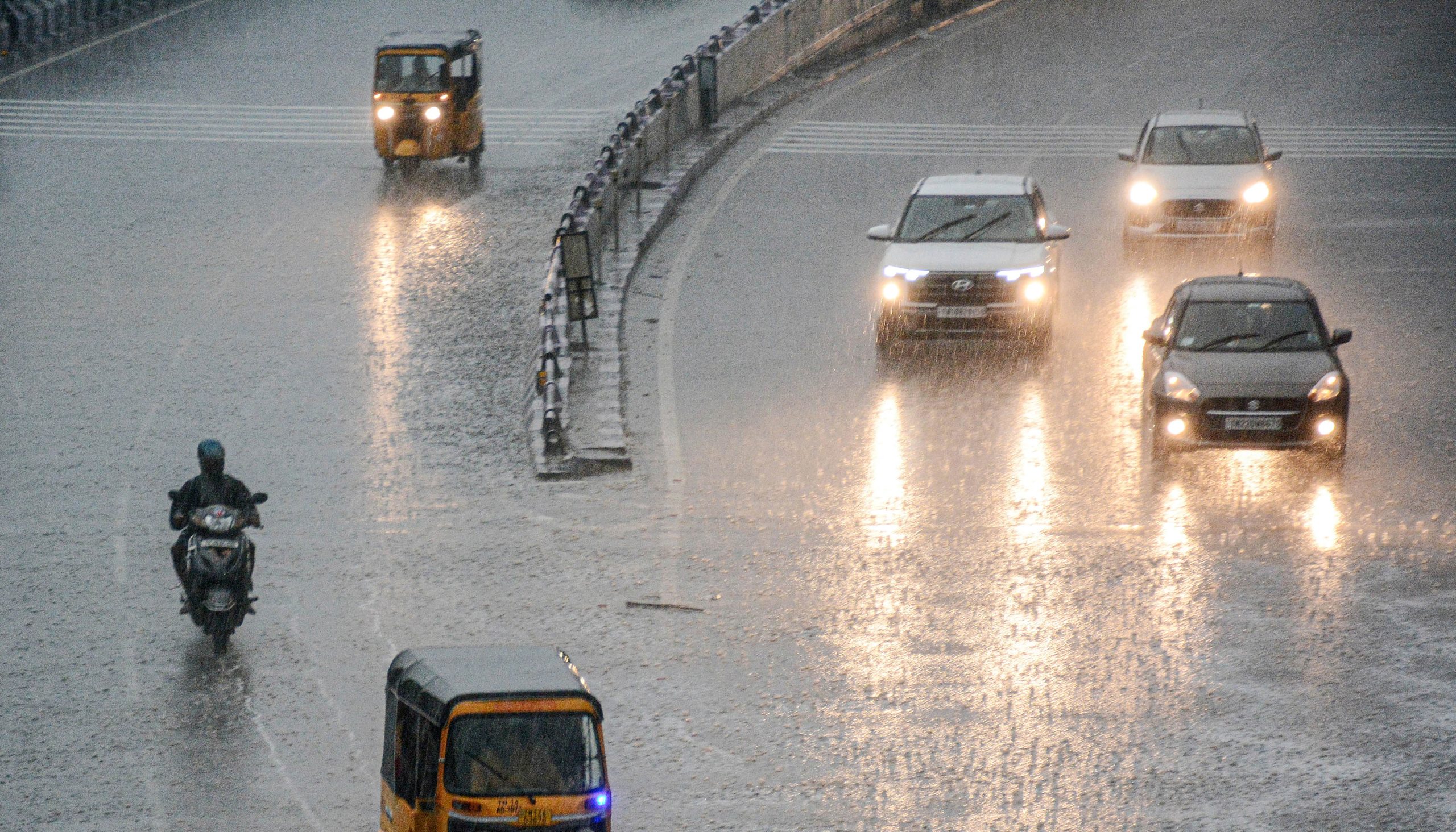 TN Weather: உருவாகிறது காற்றழுத்த தாழ்வு பகுதி.. தமிழகத்தில் இடி மின்னலுடன் மழைக்கு வாய்ப்பு!