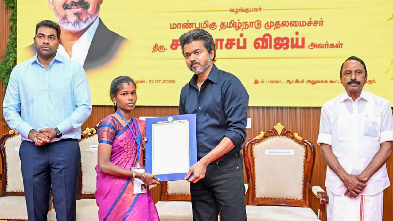 கரூர் நெரிசல் பாதிக்கப்பட்டோருக்கு அரசு பணி... சட்டச் சிக்கலில் சிக்குமா விஜய் அரசு?