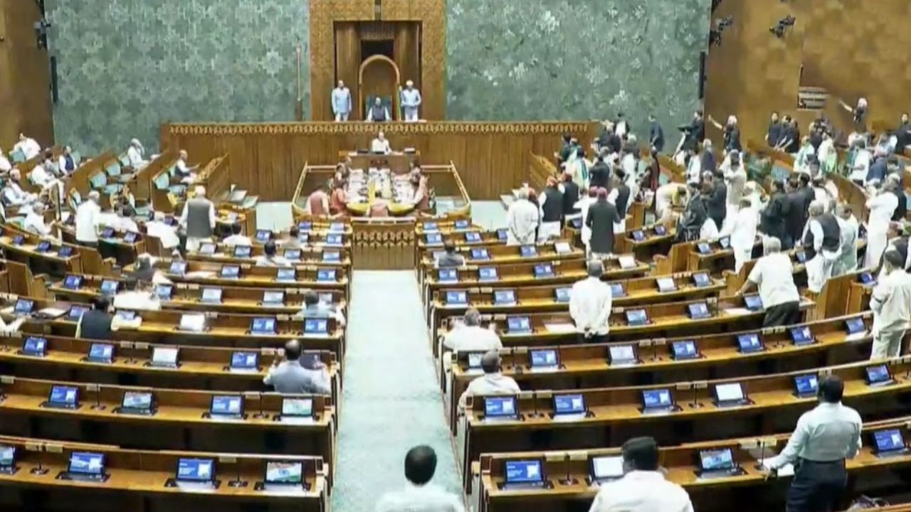 நீட் தேர்வு விவகாரம்: எதிர்க்கட்சிகள் கடும் அமளி.. மக்களவை ஒத்திவைப்பு!