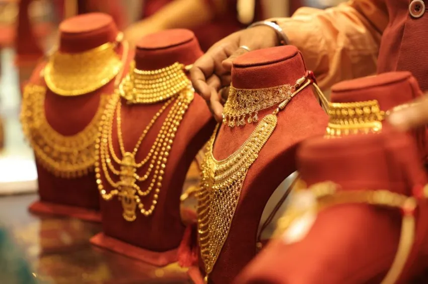 Gold Rate: சடாரென சரிந்த தங்கம் விலை.. நகைப்பிரியர்கள் ஹேப்பி!