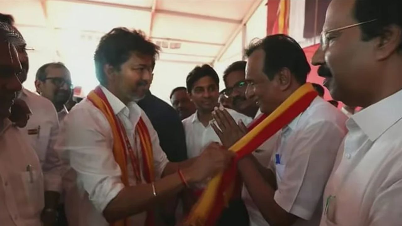 விஜய் முன்னிலையில் தவெகவில் ஐக்கியமான செம்மலை... அதிமுகவுக்கு முழுக்கு!