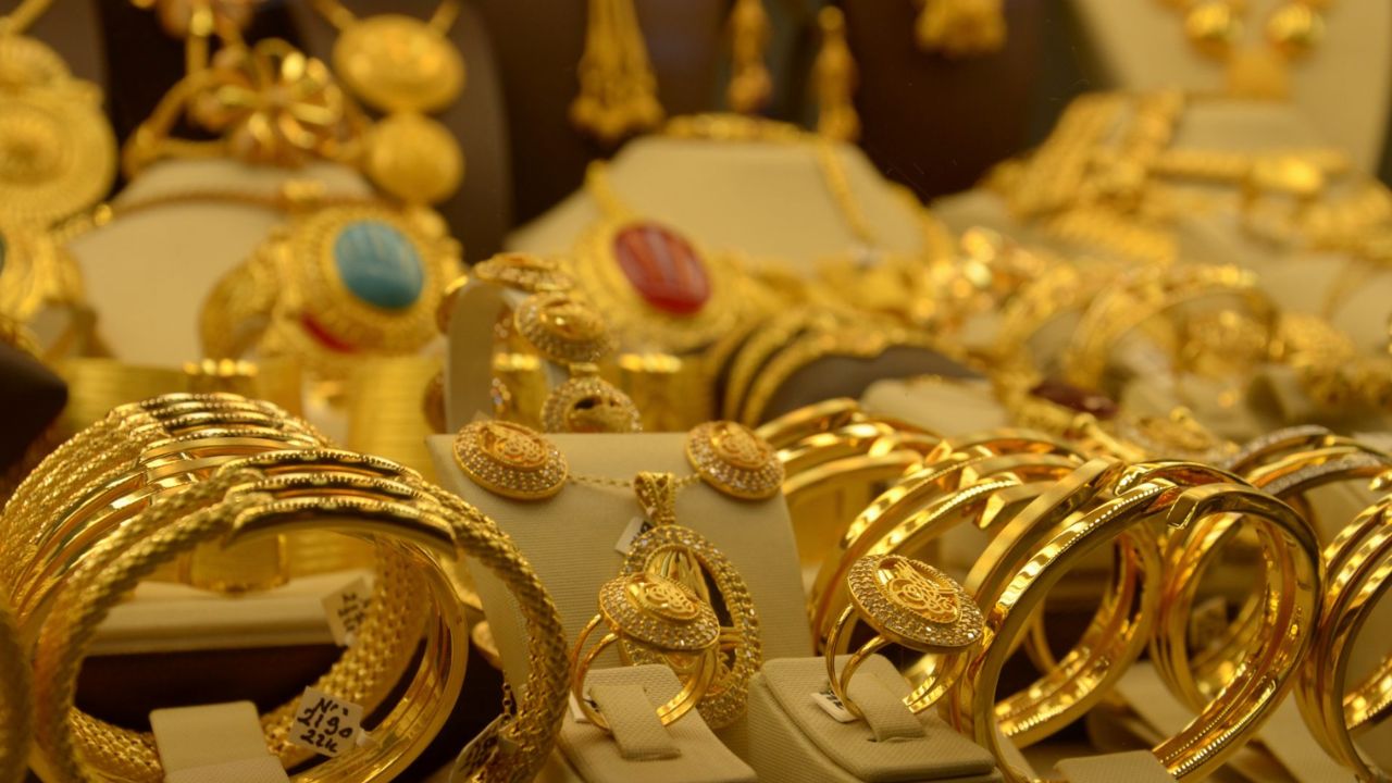 Gold Rate: சடாரென சரிந்த தங்கம் விலை.. நகைப்பிரியர்கள் ஹேப்பி!