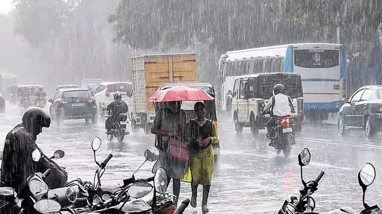 வெளுத்து வாங்கும் மழை... தமிழ்நாட்டின் 25 மாவட்டங்களுக்கு வார்னிங்!