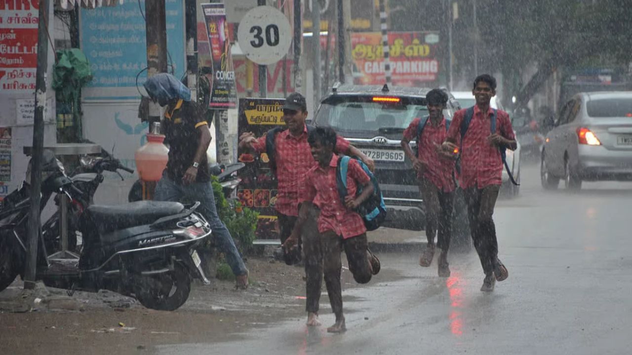 கொட்டி தீர்க்கும் கனமழை..  எங்கெல்லாம்.. யாருக்கெல்லாம் விடுமுறை?